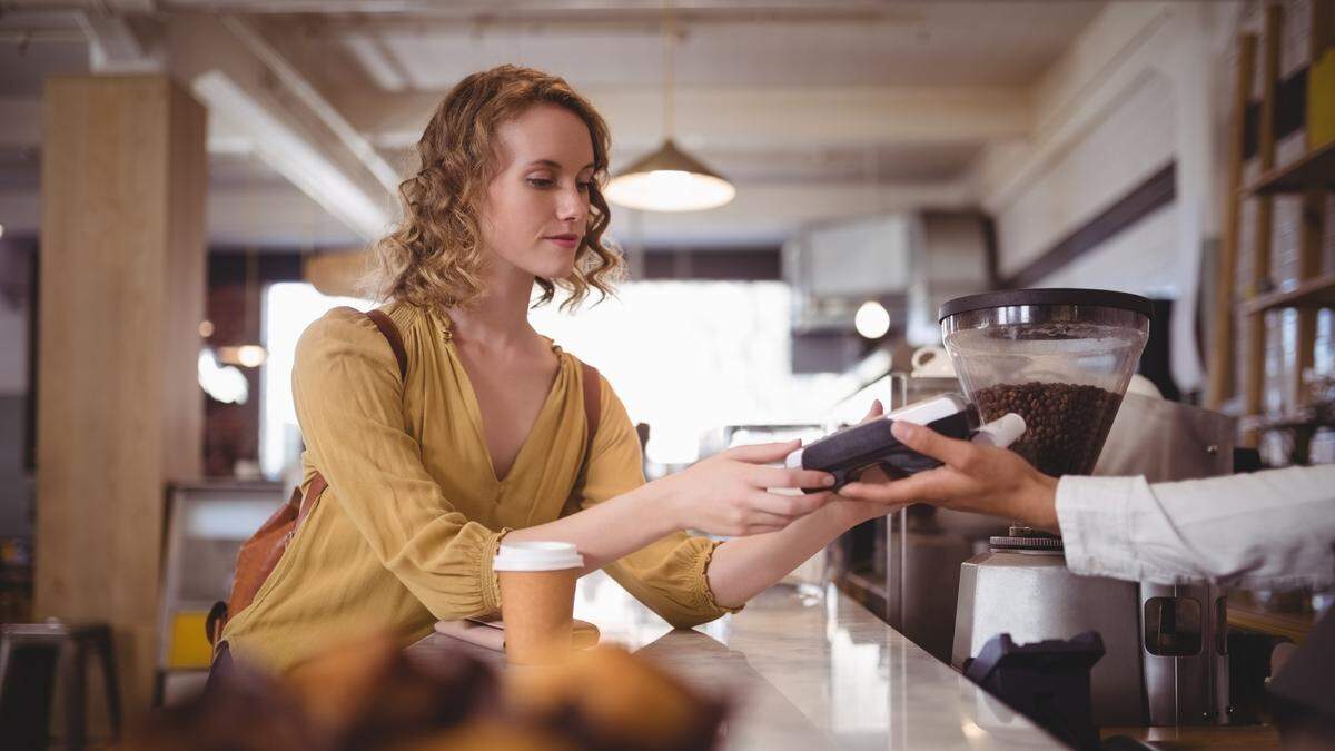 Schnell auf einen Kaffee ohne Bargeld in der Tasche? Wird fallweise schwierig.