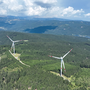 Der Windpark Soboth mit sechs Windrädern auf der Steinberger Alpe im Hintergrund. Dazwischen: Der Speichersee Soboth für das Kraftwerk Koralpe