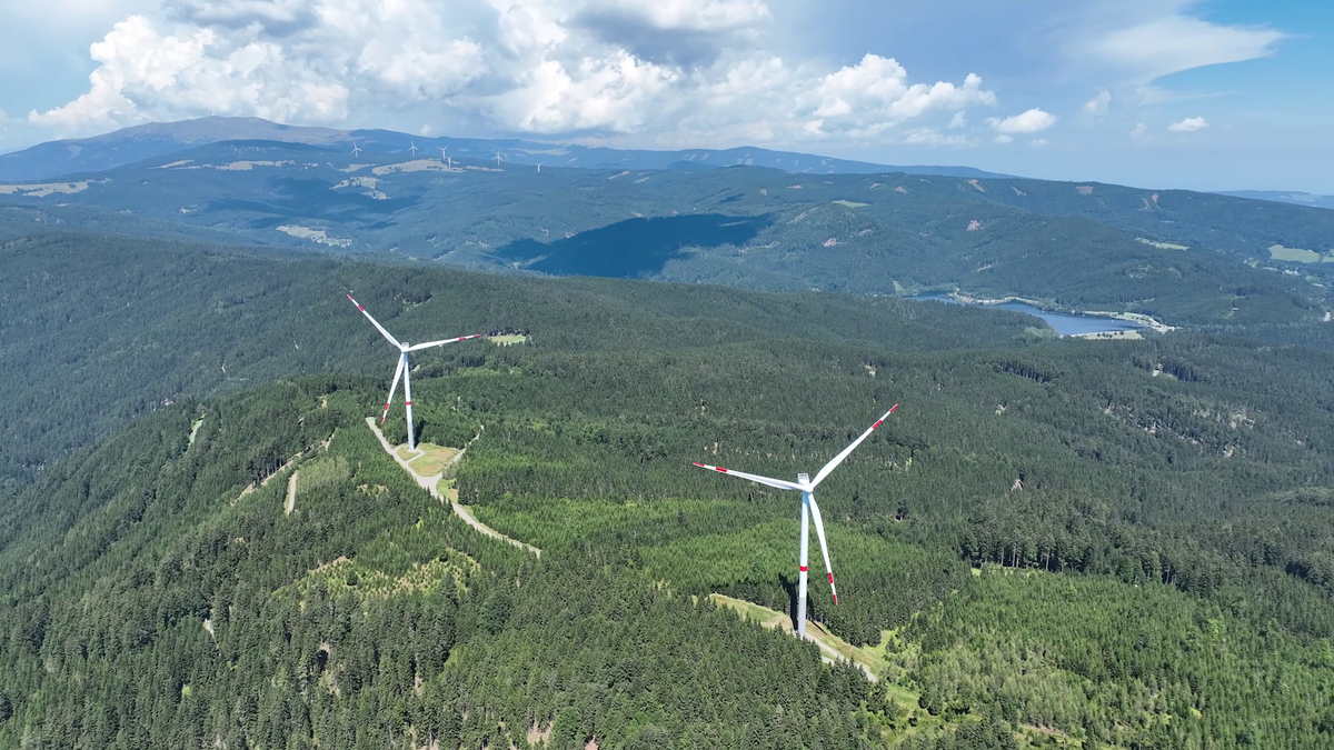 Der Windpark Soboth mit sechs Windrädern auf der Steinberger Alpe im Hintergrund. Dazwischen: Der Speichersee Soboth für das Kraftwerk Koralpe