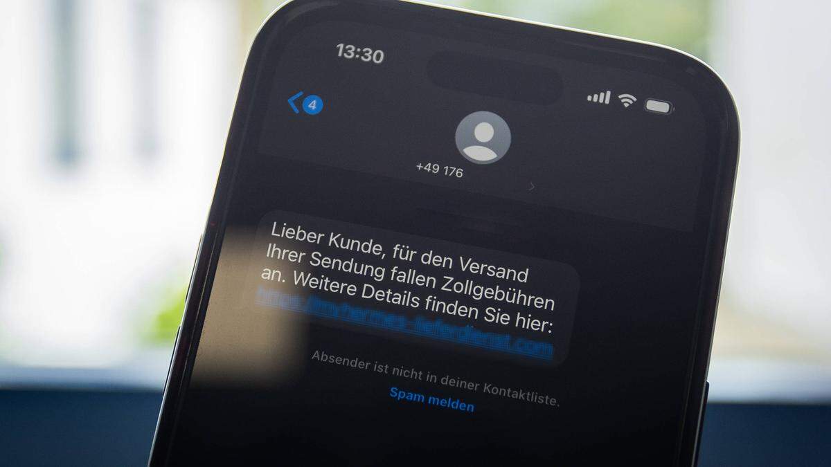 Viele Betrugsversuche laufen über das Smartphone. Mit massenhaften Phishing-Versuchen finden sich genügend Leichtgläubige, die ihre Daten preisgeben 