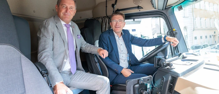 Minister Hanke, Spar-Geschäftsführer Alois Huber (am Steuer) im E-Lkw