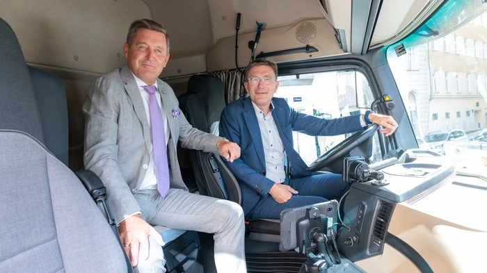 Minister Hanke, Spar-Geschäftsführer Alois Huber (am Steuer) im E-Lkw