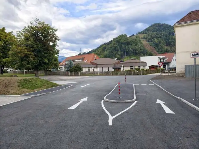 Herzstück der neuen Verkehrsführung ist die neue „Kiss-&-Go“-Zone mit zwei Einfahrts- und einem Ausfahrtsstreifen