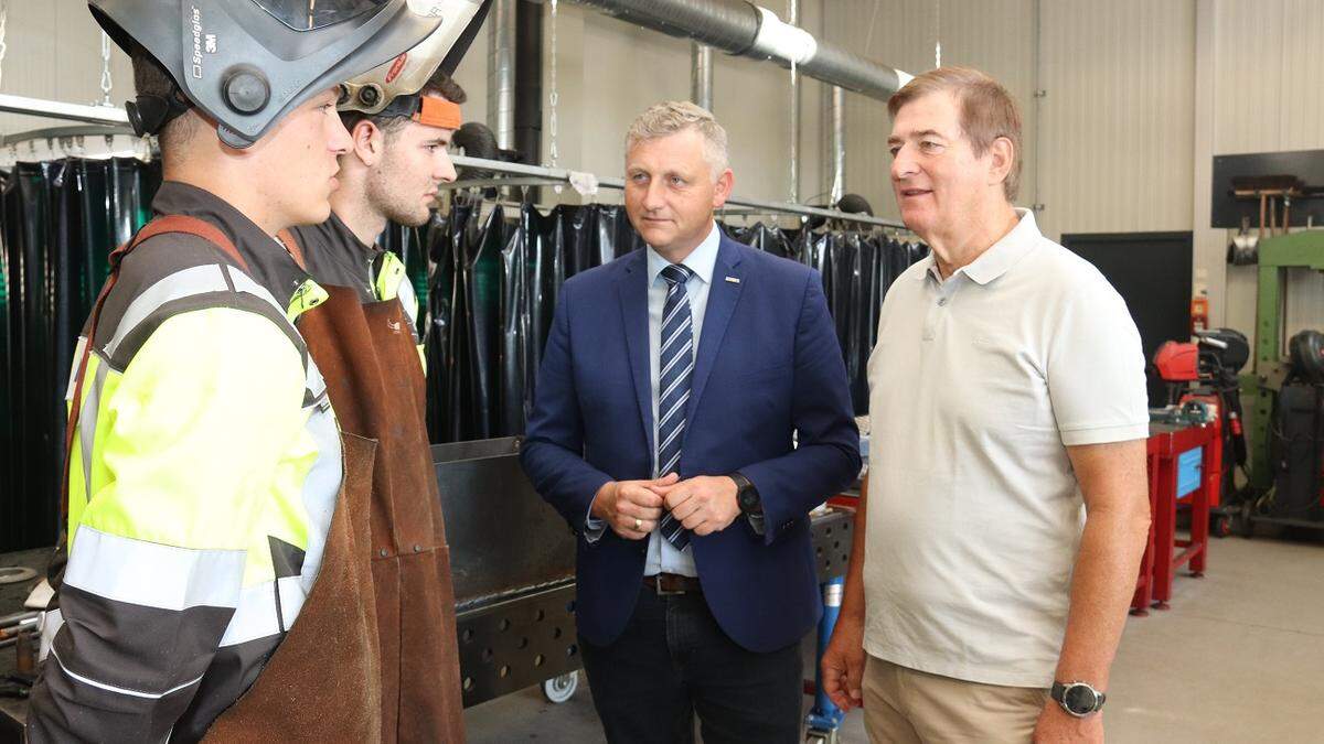 Reinhold Binder, Bundesvorsitzender der Gewerkschaft PRO-GE besuchte mit AK-Präsident Günther Goach (rechts) Lehrlinge im GPS Ausbildungszentrum Villach