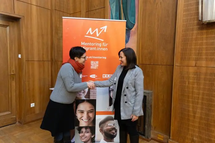 Mentorin und Mentee beim ersten Händeschütteln