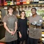 Nehmen erfolgreich am AQUA-Programm für arbeitsplatznahe Qualifizierungen teil (v.l.): Simon Brantner (Qualifizierung Koch), Gastronomin Annemarie Gauster und Laurel Okeke (Qualifizierung Restaurantfachfrau)