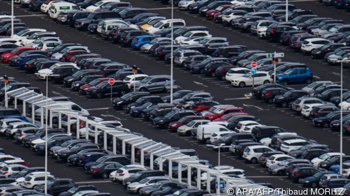 This aerial view taken on July 29, 2022 shows cars stationed in a carpark at the Bordeaux-Merignac airport in Merignac, southwest France. (Photo by Thibaud MORITZ / AFP)