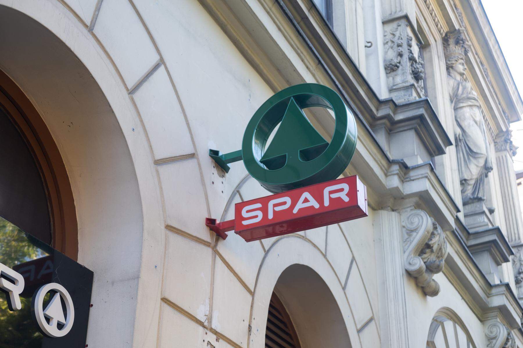 Orbans Sondersteuer schmerzt: Spar rutscht in Ungarn tief ins Minus und hofft jetzt auf Hilfe aus Brüssel 