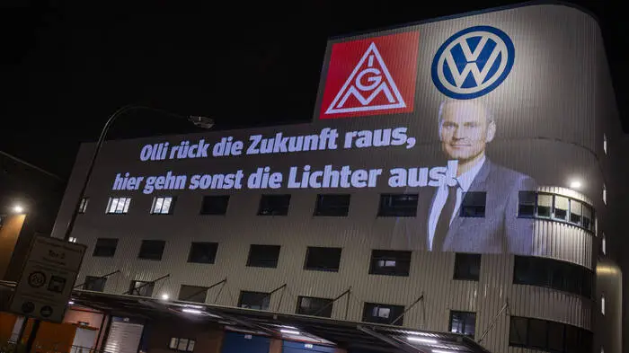 Protestkundgebung an der Fassade des Osnabrücker VW-Werks im Vorjahr