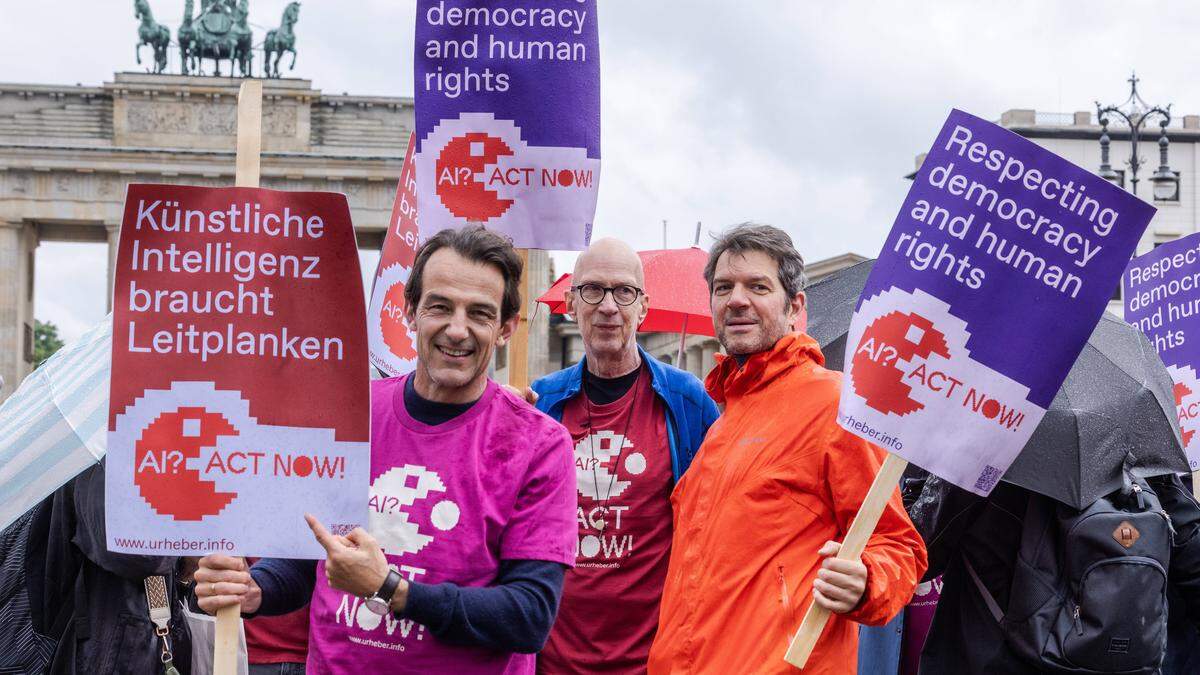Fordern den AI Act: Eine Demo der Initiative Urheberrecht vor dem Brandenburger Tor in Berlin