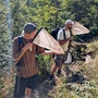 Die Forscher Emanuel Kern und Thomas Oswald blicken in ihre Kescher auf der Suche nach Insekten