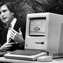 Steve Jobs bei der Präsentation des ersten Mac im Jahr 1984