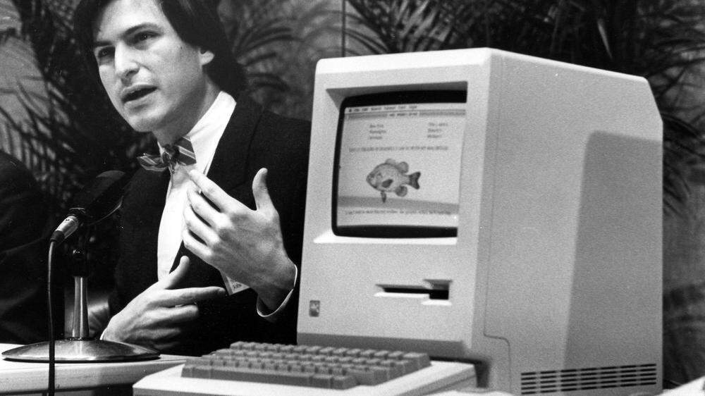Steve Jobs bei der Präsentation des ersten Mac im Jahr 1984