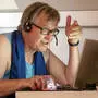 Verschwitzter Arbeitnehmer im Homeoffice