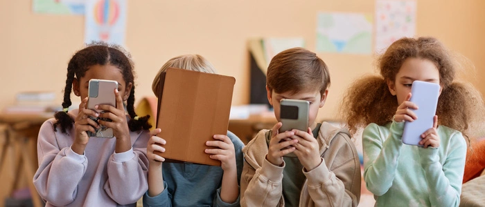 Altersgrenzen | Kinder und das Handy: Australien will Altersgrenzen