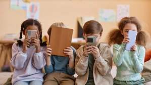 Altersgrenzen | Kinder und das Handy: Australien will Altersgrenzen