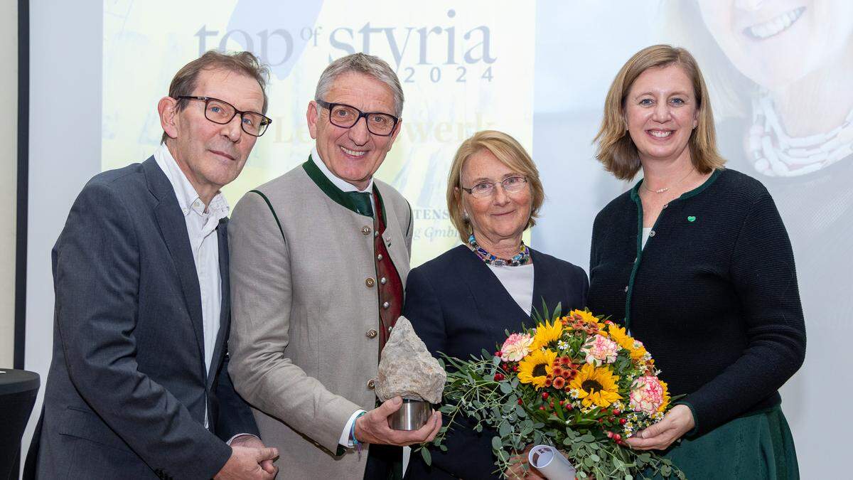 Ilse Bartenstein (2.v.r) wurde mit dem Preis für das Lebenswerk ausgezeichnet. Im Bild mit Martin Novak, Josef Herk und Barbara Eibinger-Miedl