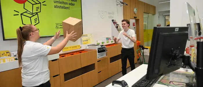 Julia Schober und Alex Krassnitzer beim Packerlschupfen in der Filiale „9020“