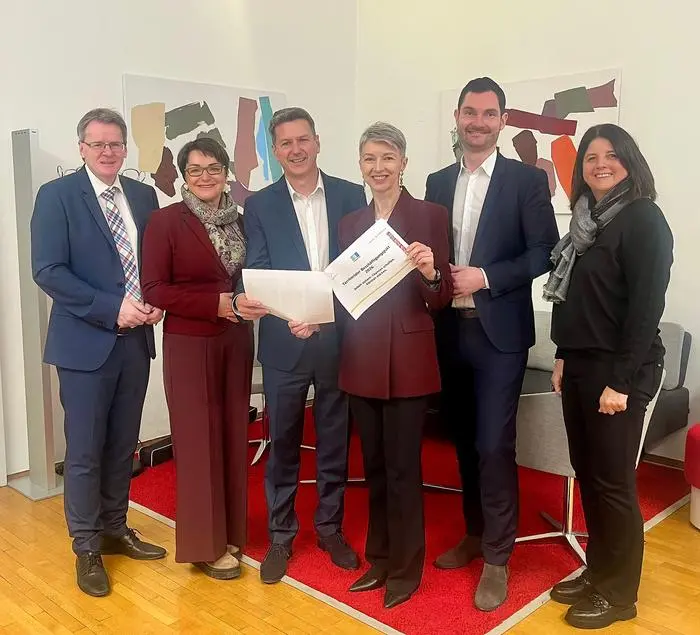 Präsentierten den Kärntner Beschäftigungspakt 2026: Peter Wedenig (AMS), Landesrätin Beate Prettner, Landesrat Daniel Fellner, LHStv. Gaby Schaunig, Landesrat Peter Reichmann, Katja Tengg (Sozialministeriumservice)