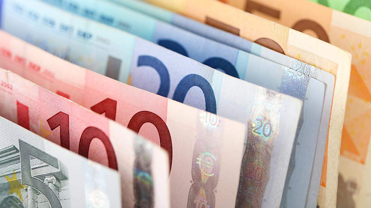 Insgesamt investierten österreichische Haushalte im ersten Halbjahr 2024 mehr als 11<em>&nbsp;</em>Mrd<em>&nbsp;</em>Euro in Finanzprodukte