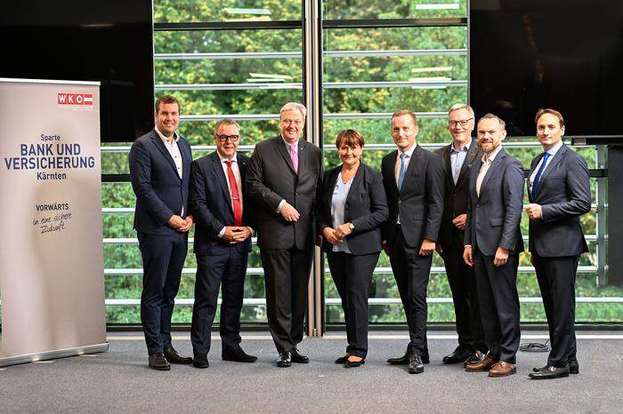 Thomas Haslauer (Landesdirektor Bank Austria), Wolfgang Gratzer (Landesdirektor Generali Versicherung), Nikolaus Juhász (Vorstandsvorsitzender BKS Bank), Herta Stockbauer, Spartenobmann Manfred Wilhelmer, Johannes Kuschnig (Landesdirektor Uniqa), Michael Koren (Vorstandsdirektor Kärntner Sparkasse) und Spartengeschäftsführer Alexander Kuess