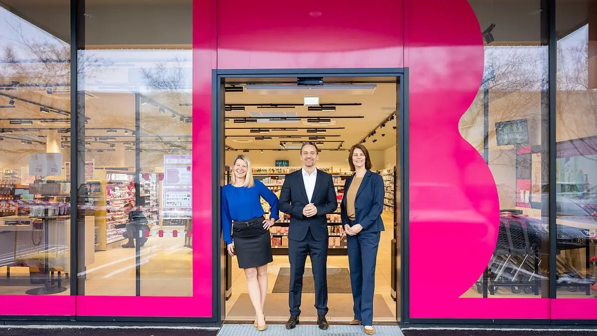 Bipa-Geschäftsführer Markus Geyer flankiert von den Bipa- Geschäftsführerinnen Daniela Reumann und Margit Reisinger in einem mit einem großen „B“ gekennzeichneten neuen Filial-Eingang