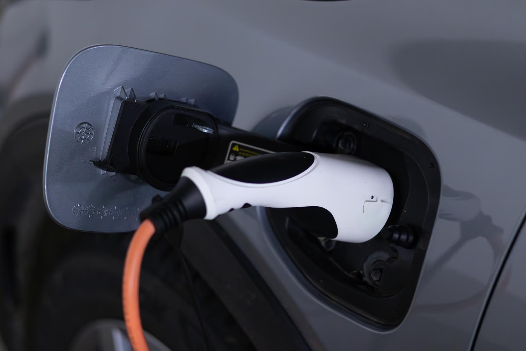 1.589 Euro Preisabstand : Elektroautos sind kaum noch teurer als vergleichbare Verbrenner