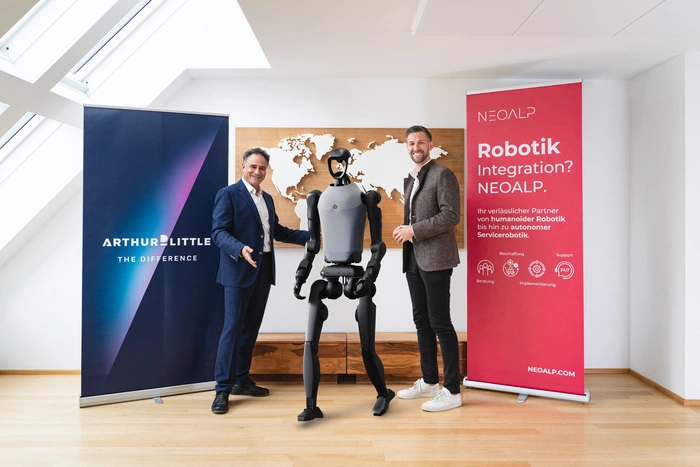 Karim Taga (Arthur D. Little) und Christian Tauber von Neoalp flankieren einen humanoiden Roboter 