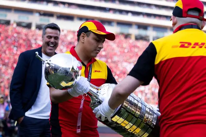 Abholung mit weißen Handschuhen: die Trophäe beim Finale der Conmebol Libertadores