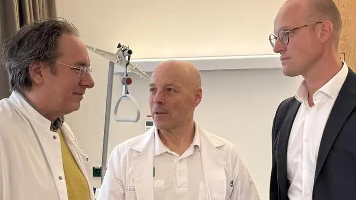Erich Schaflinger (Mitte) mit Kollegen aus dem Spitalsverbund Hochsteiermark