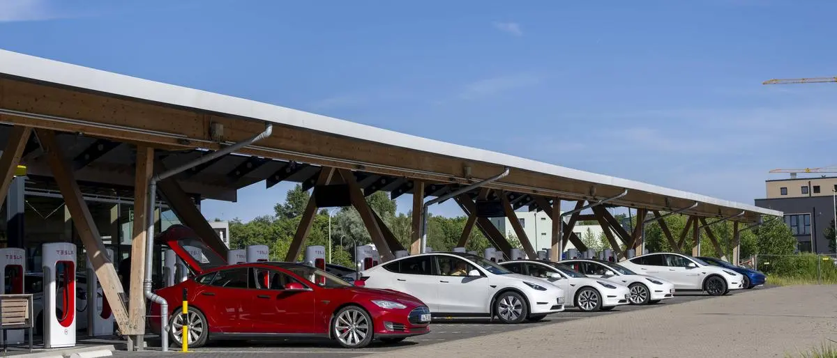 08.08.2024, E-Auto-Ladepark Hilden, Seed and Greet, mit TESLA-Schnellladesäulen Supercharger und FASTNED-Schnelladesäulen. Zur Entspannung und Wartezeit während des Ladens gibt es eine Bäckerei mit Cafe nebenan, 08.08.2024, Ladepark Hilden 08.08.2024, Ladepark Hilden *** 08 08 2024, E Auto Ladepark Hilden, Seed and Greet, with TESLA Supercharger fast charging stations and FASTNED fast charging stations To relax and wait while charging, there is a bakery with a café next door, 08 08 2024, Ladepark Hilden 08 08 2024, Ladepark Hilden