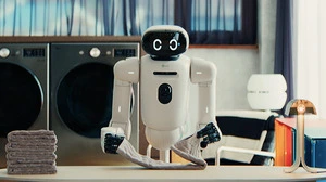 LGs Haushaltsroboter CLOiD beim Zusammenlegen der frischen Handtücher 