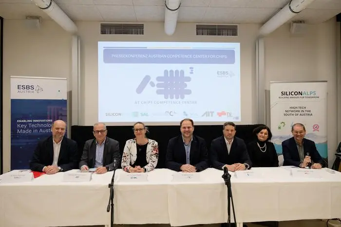 Von links: Stefan Rohringer (ESBS Austria), Helmut Leopold (AIT), Christina Hirschl (SAL), Werner Ecker (MCL), Peter Fuchs (PCCL), Andrea Höglinger (TU Graz), Robert Gfrerer (SAC)