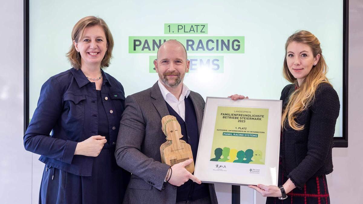 
Wirtschaftslandesrätin Barbara Eibinger-Miedl, Christoph Prattes (Pankl) und Nina Zechner (IV Steiermark) bei der Auszeichnung von Pankl Rasing Systems 