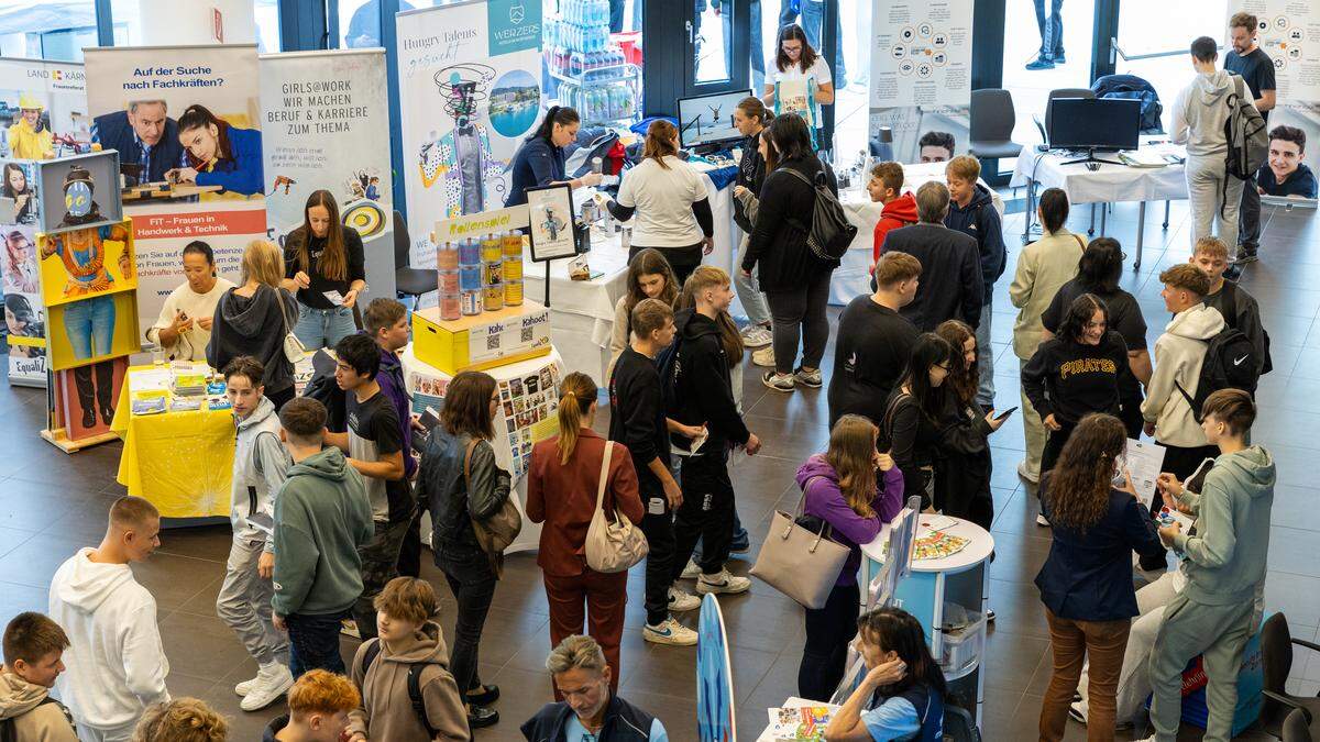 Zehn Unternehmen waren unter den Ausstellern, bei denen sich die Jugendlichen über Ausbildungs- und Berufsmöglichkeiten informierten