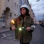 Gut sichtbar, im Gesetz unsichtbar: Die Flasher-Blinker werden am Arm befestigt