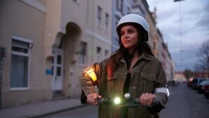 Gut sichtbar, im Gesetz unsichtbar: Die Flasher-Blinker werden am Arm befestigt