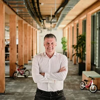 Bernd Hake, 1967 in Mainz geboren, war ab 1997 in verschiedenen Führungspositionen für Hugo Boss tätig, wechselte 2022 zu Red Bull und übernahm im Vorjahr bei woom das Ruder