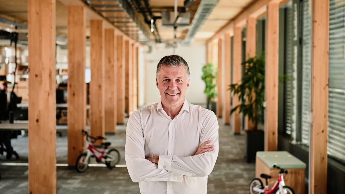 Bernd Hake, 1967 in Mainz geboren, war ab 1997 in verschiedenen Führungspositionen für Hugo Boss tätig, wechselte 2022 zu Red Bull und übernahm im Vorjahr bei woom das Ruder