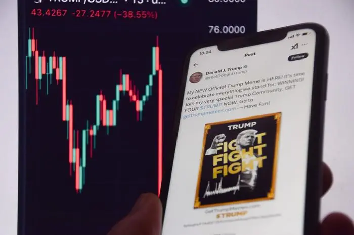 January 20, 2025, London, England, UK: Incoming US President Donald Trump and Melania Trump both launch meme coins ahead of Trump s inauguration. Donald Trump s coin surged in price then crashed after Melania s launch. London UK - ZUMAv130 20250120_zip_v130_002 Copyright: xVukxValcicx