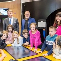 Valerie, Bastian, Aylin, Linda, Lukas, Florentina, Uroš und Nikolas mit Siegfried Huber, Hans Schönegger und Verena Roßmann im Flip