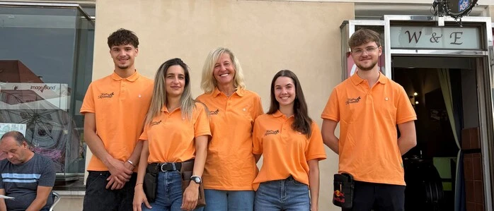 Ein neues Team für die bis zu 200 Sitzplätze auf dem Brucker Hauptplatz: Geschäftsführerin Olga Mijuskovic (2. v. links) mit Vorbesitzerin Waltraud Weitzer (Mitte), die das neue Team noch unterstützt