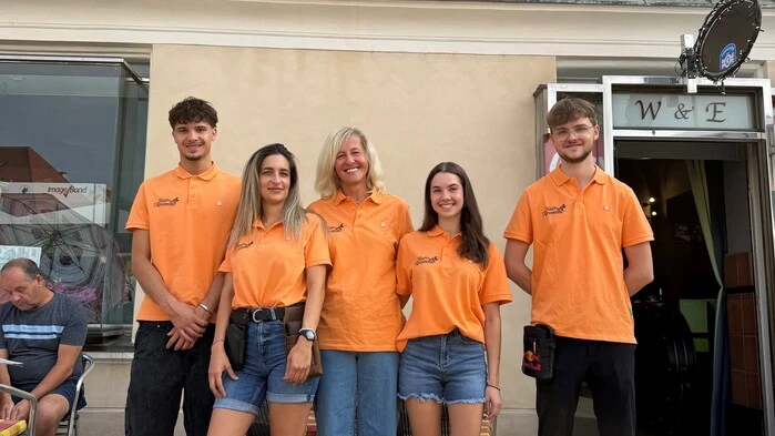 Ein neues Team für die bis zu 200 Sitzplätze auf dem Brucker Hauptplatz: Geschäftsführerin Olga Mijuskovic (2. v. links) mit Vorbesitzerin Waltraud Weitzer (Mitte), die das neue Team noch unterstützt