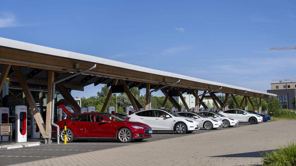 Weniger Pkw-Neuzulassungen gab es bei Tesla (minus 10,9 Prozent)