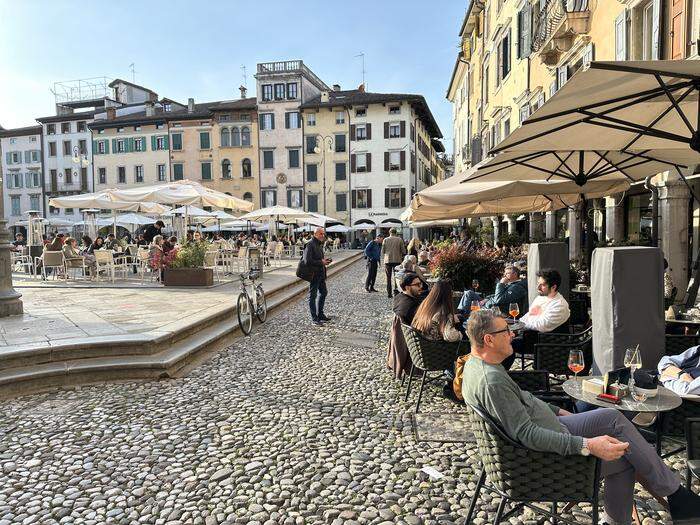 Auf der Piazza Giacomo Matteotti wird fast an jedem zweiten Tisch nicht Italienisch, sondern Deutsch gesprochen