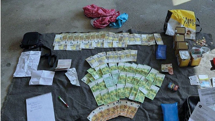 Sichergestelltes Geld im Fahrzeug der festgenommenen Täter der Schlepperorganisation „Kobane“, die für die Organisation die Hawala-Geldtransaktionen durchführten 