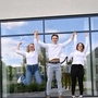Erstplatzierte Hannah Satz (Kelag), Matthias Himmelbauer (Springer) und Christina Sereinig (Infineon) vor dem GPS-Ausbildungszentrum in Villach: „Wir lernen – und umgekehrt kann man von uns lernen“