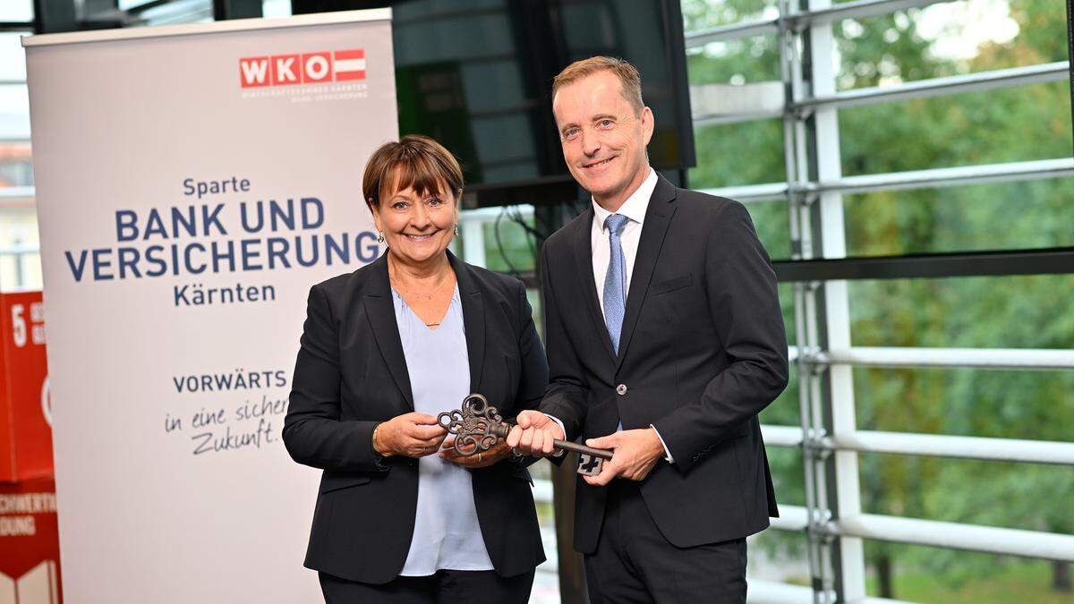 Symbolische Schlüsselübergabe von Herta Stockbauer an Manfred Wilhelmer als neuen Obmann der Sparte Bank und Versicherung der Wirtschaftskammer Kärnten