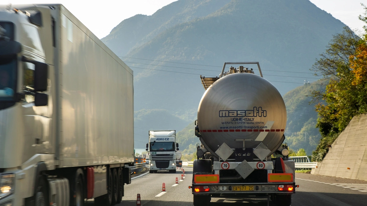 Wer den Lkw-Schein hat, hat schon fast alles, um als Lkw-Fahrer arbeiten und verdienen zu können 