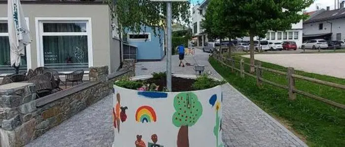 Im Frühjahr wurde westlich des Gemeindehauses eine neue Fußgängerzone eröffnet